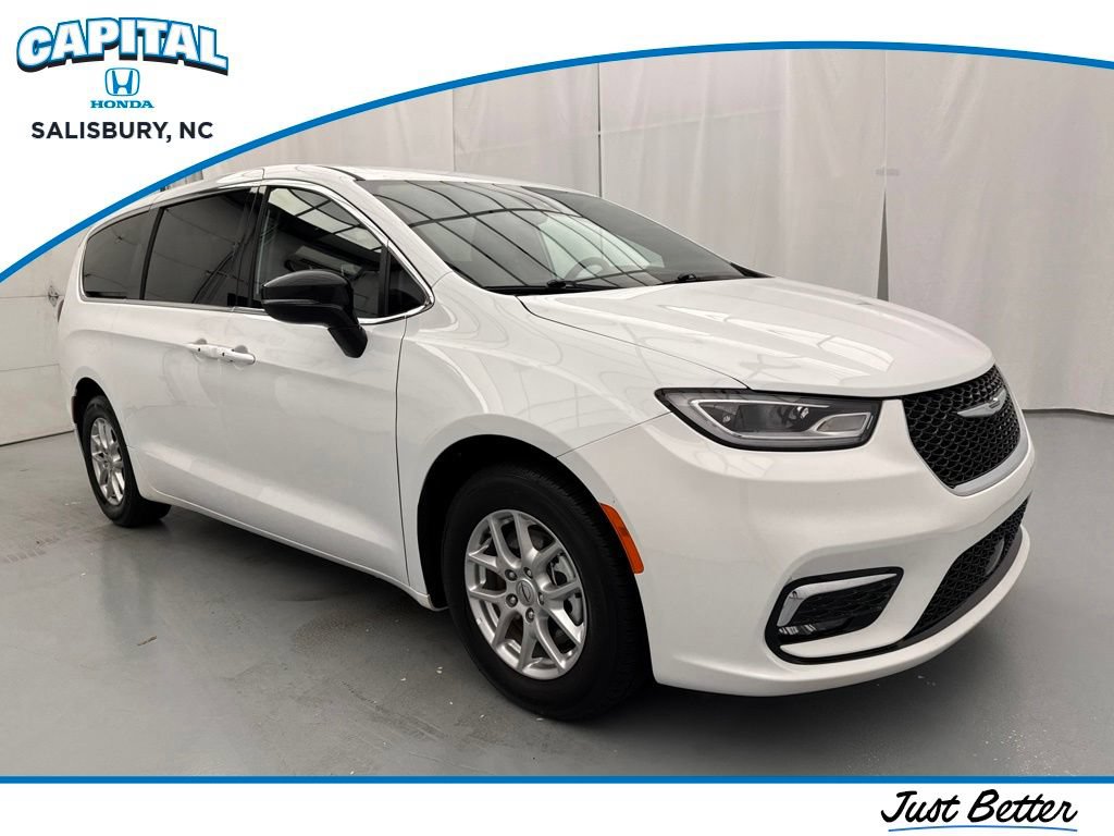 Used 2025 Chrysler Pacifica Select