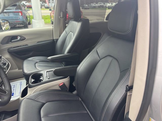 Used 2024 Chrysler Pacifica Touring-L image 19