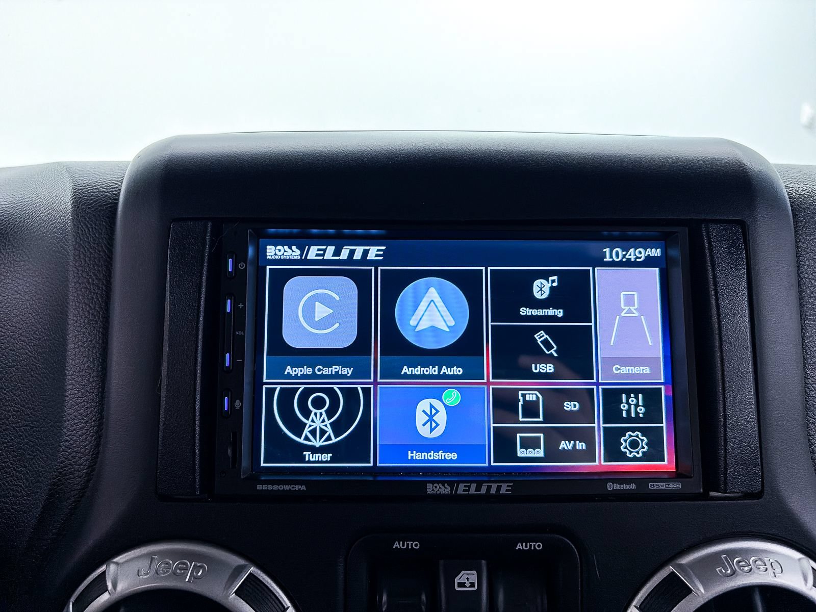 Used 2016 Jeep Wrangler Unlimited Sahara w/ Connectivity Group AWD/4WD image 17