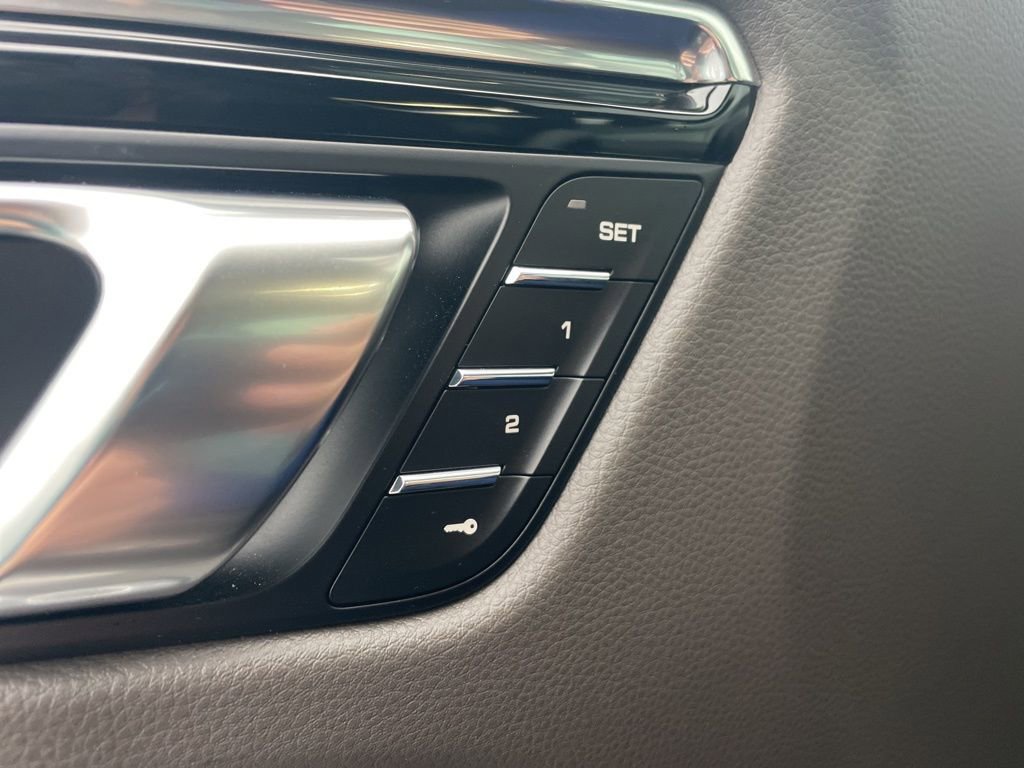Certified 2025 Porsche Macan image 30