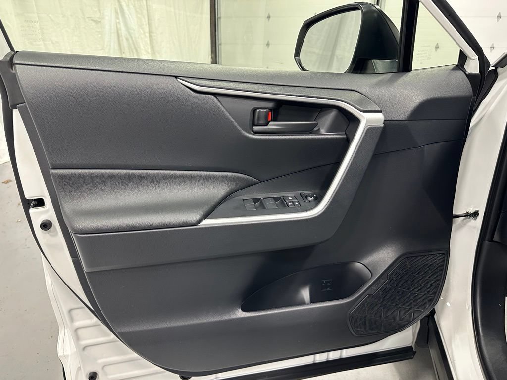 Used 2025 Toyota RAV4 LE AWD/4WD image 8