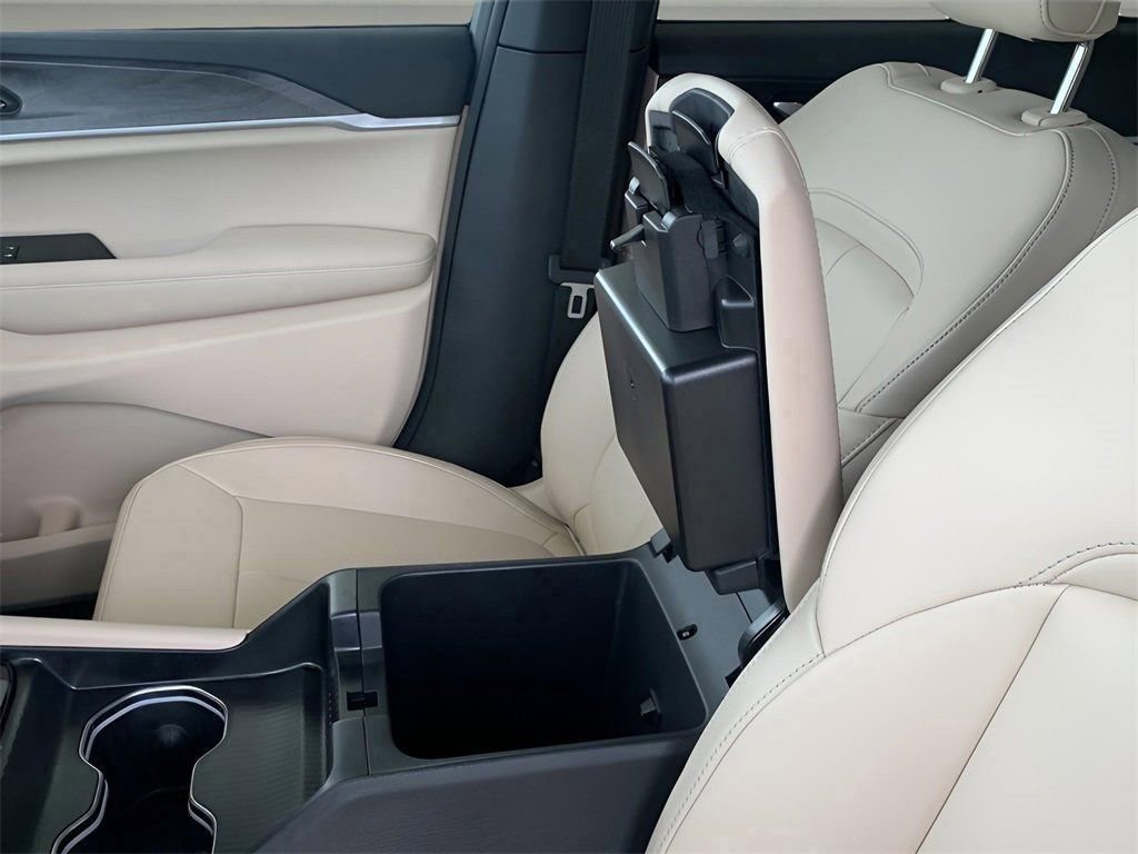 Used 2025 Jeep Grand Cherokee Limited image 34