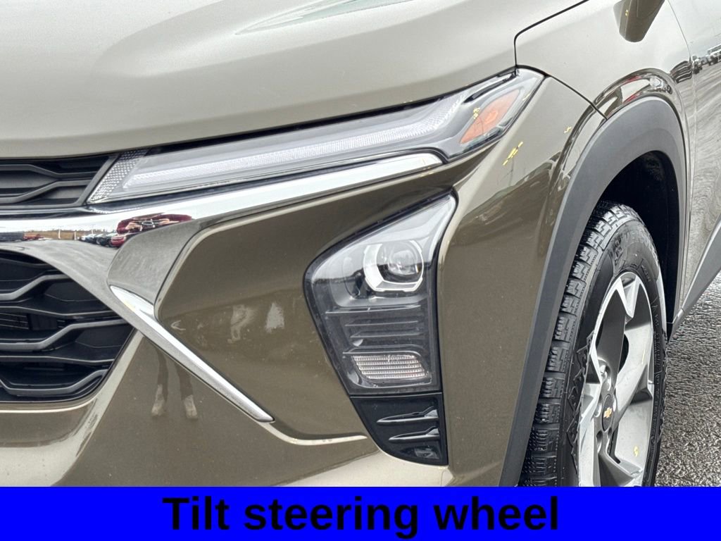 Used 2024 Chevrolet Trax LT w/ Sunroof Package image 17