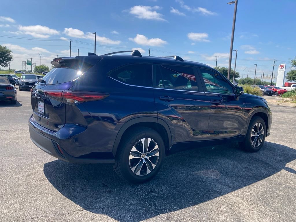 Certified 2025 Toyota Highlander XLE FWD image 5