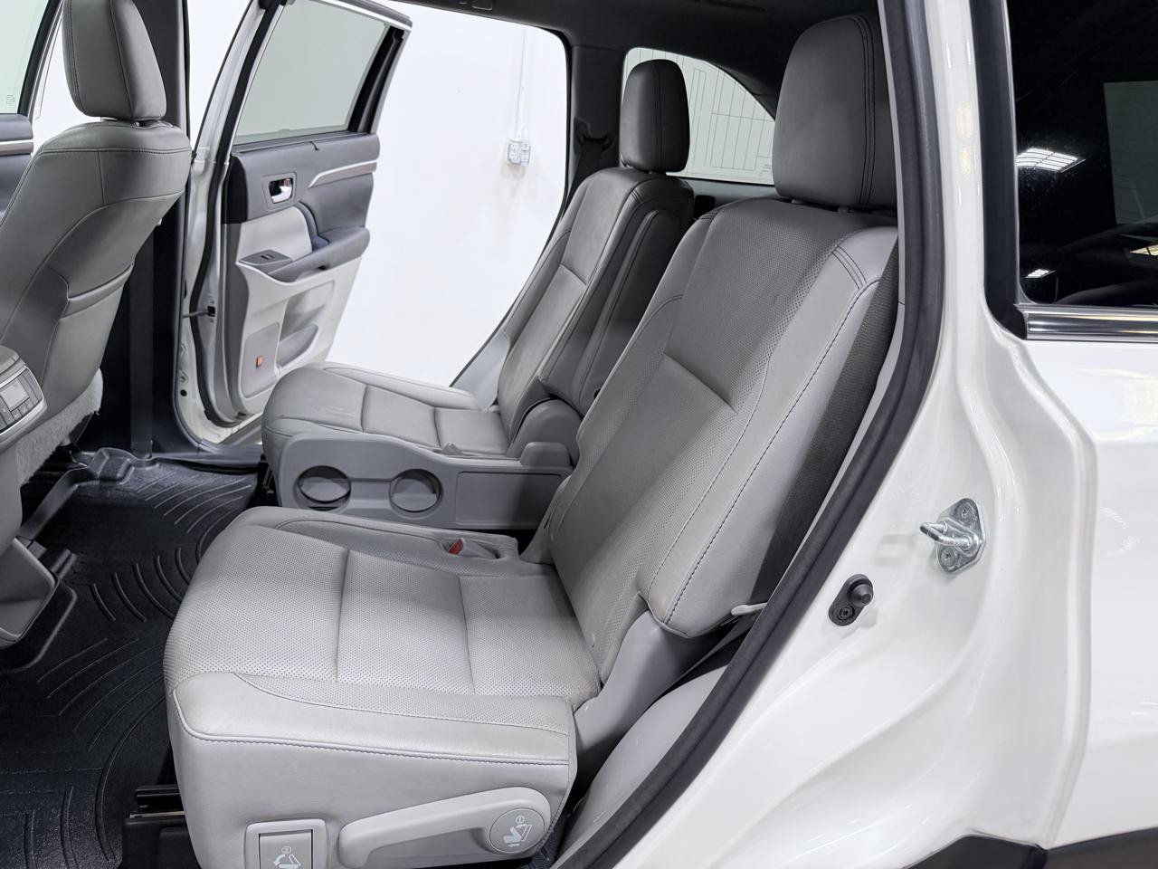 Used 2016 Toyota Highlander Limited FWD image 31