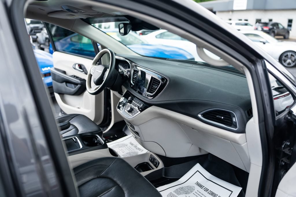 Used 2018 Chrysler Pacifica Limited w/ Tire & Wheel Group FWD image 17