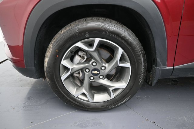 Used 2025 Chevrolet Trax LT w/ LT Convenience Package FWD image 9