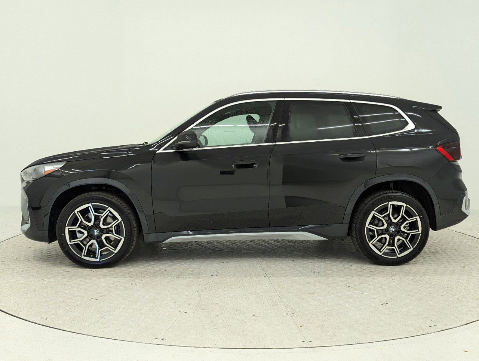 Used 2025 BMW X1 xDrive28i w/ Convenience Package AWD/4WD image 2