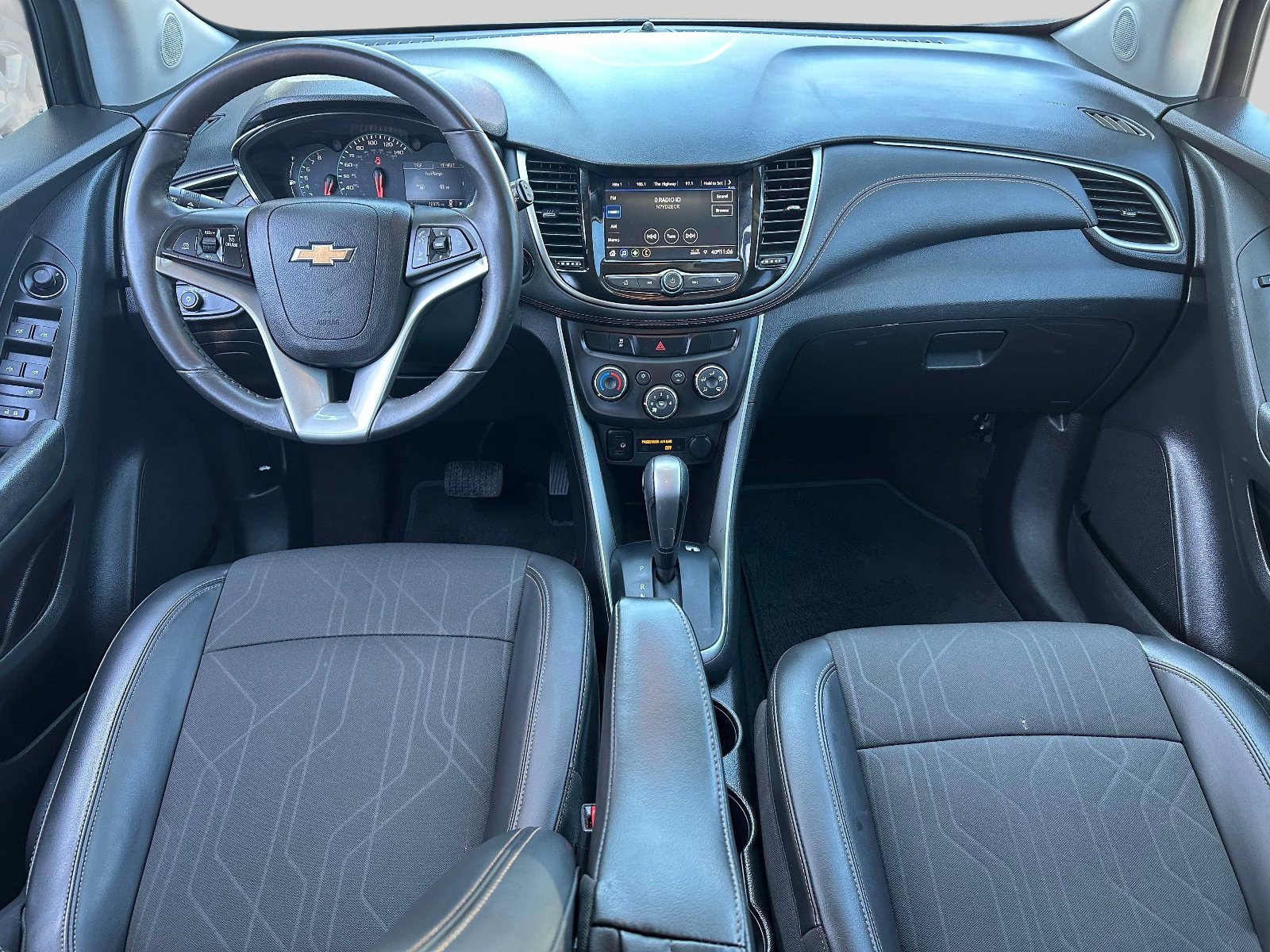 Used 2022 Chevrolet Trax LT w/ LT Convenience Package image 14