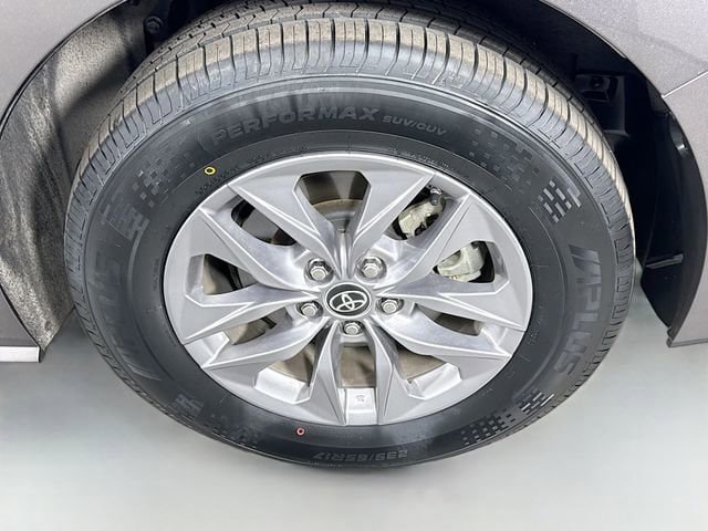 Certified 2024 Toyota Sienna XLE FWD image 32