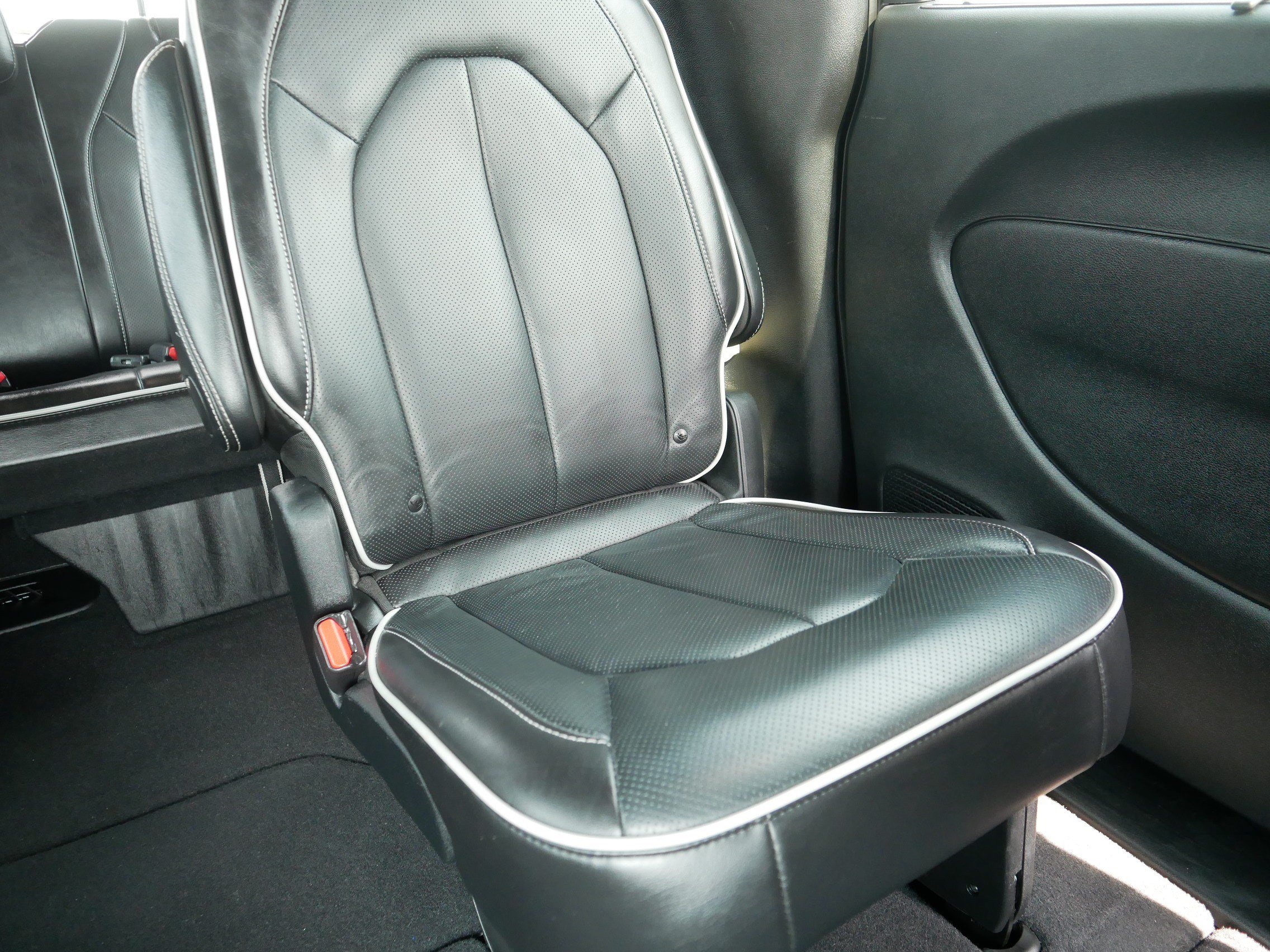 Used 2025 Chrysler Pacifica Limited FWD image 14