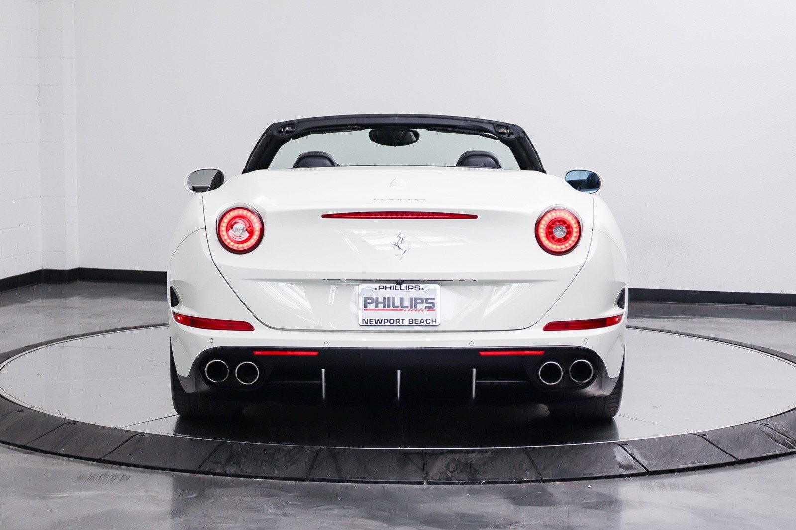 Used 2017 Ferrari California T RWD image 12