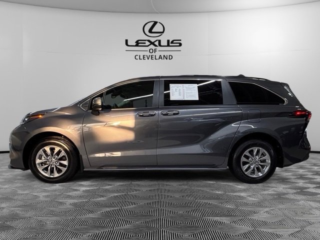 Used 2025 Toyota Sienna LE image 3