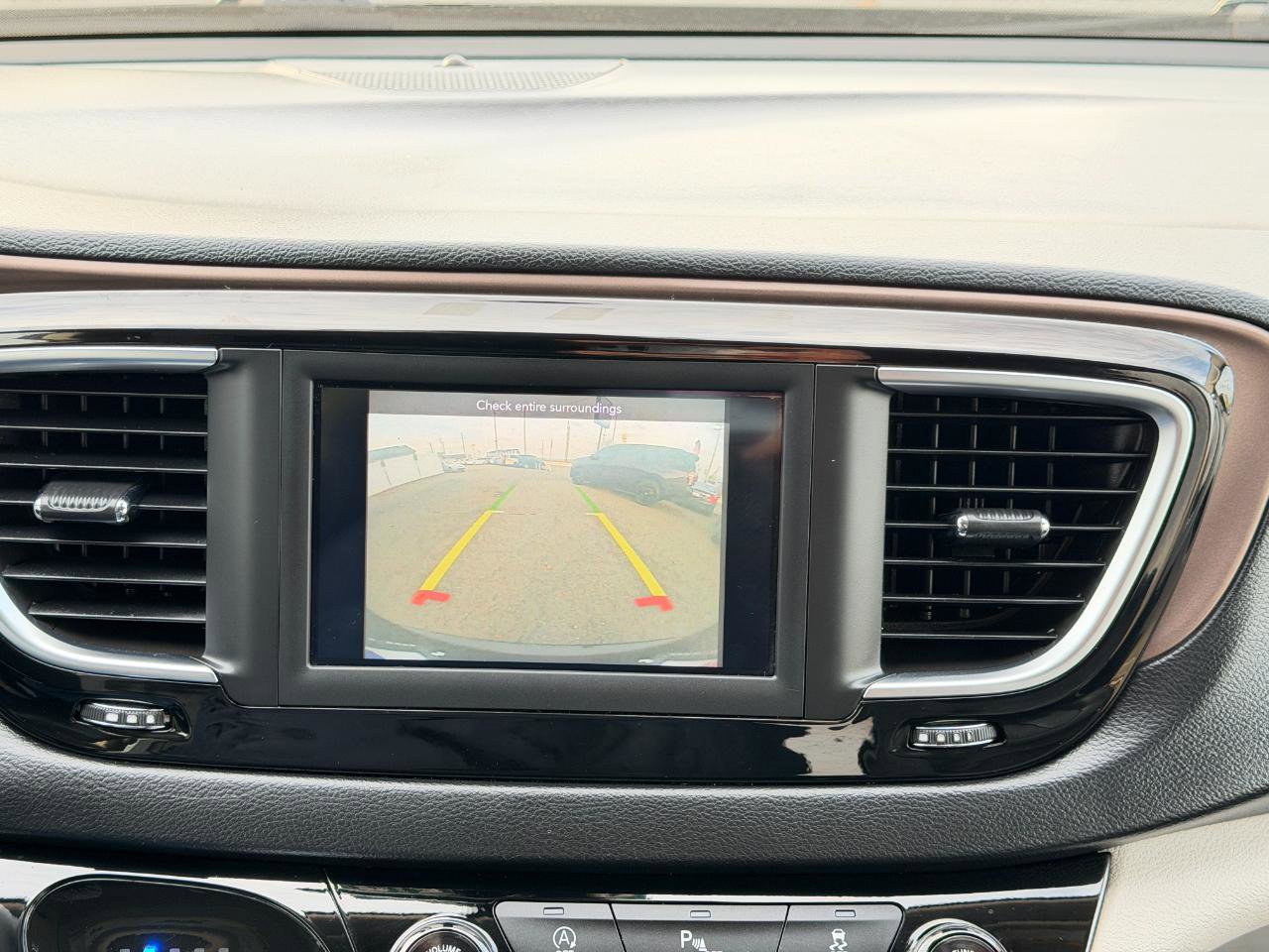 Used 2018 Chrysler Pacifica Touring-L FWD image 58