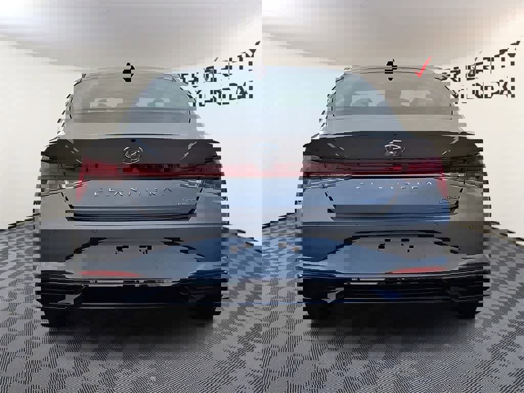 Used 2023 Hyundai Elantra Limited w/ Preferred Accessory Package image 5