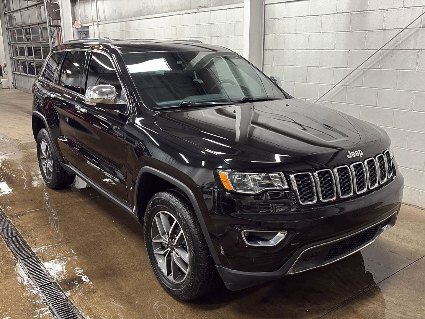 Used 2022 Jeep Grand Cherokee Limited AWD/4WD image 2