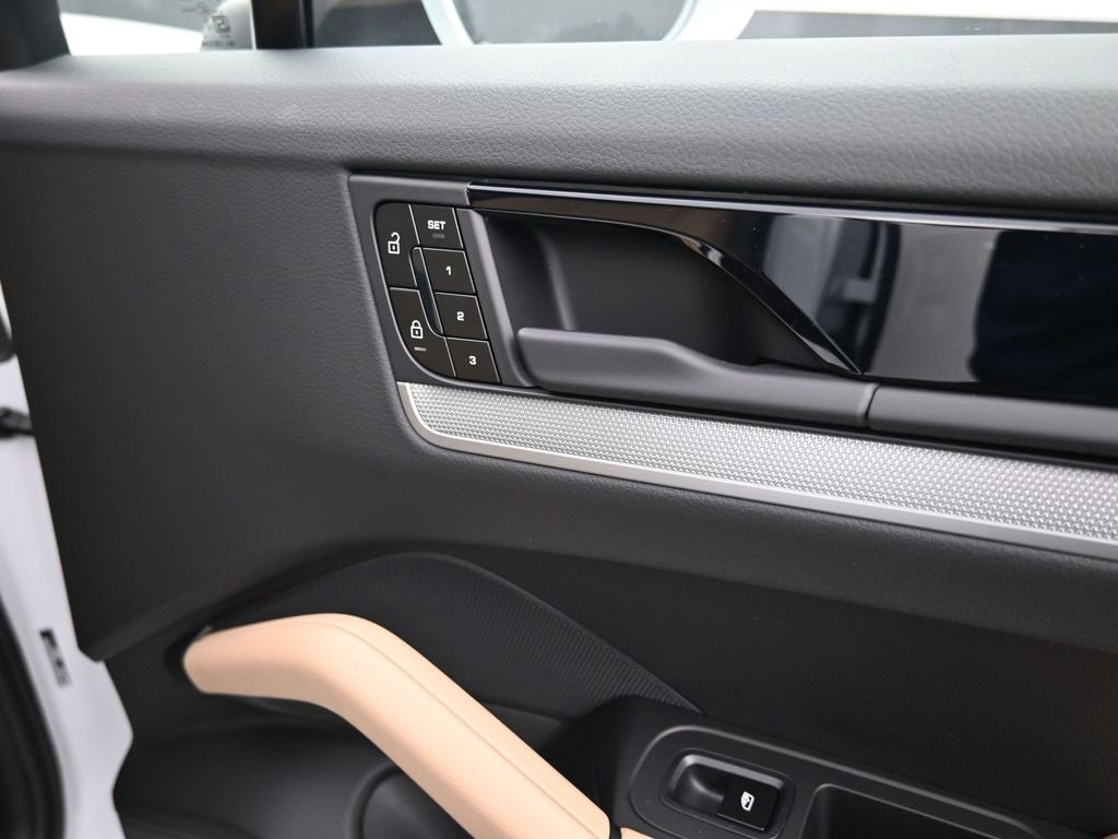 New 2025 Porsche Cayenne Coupe image 12