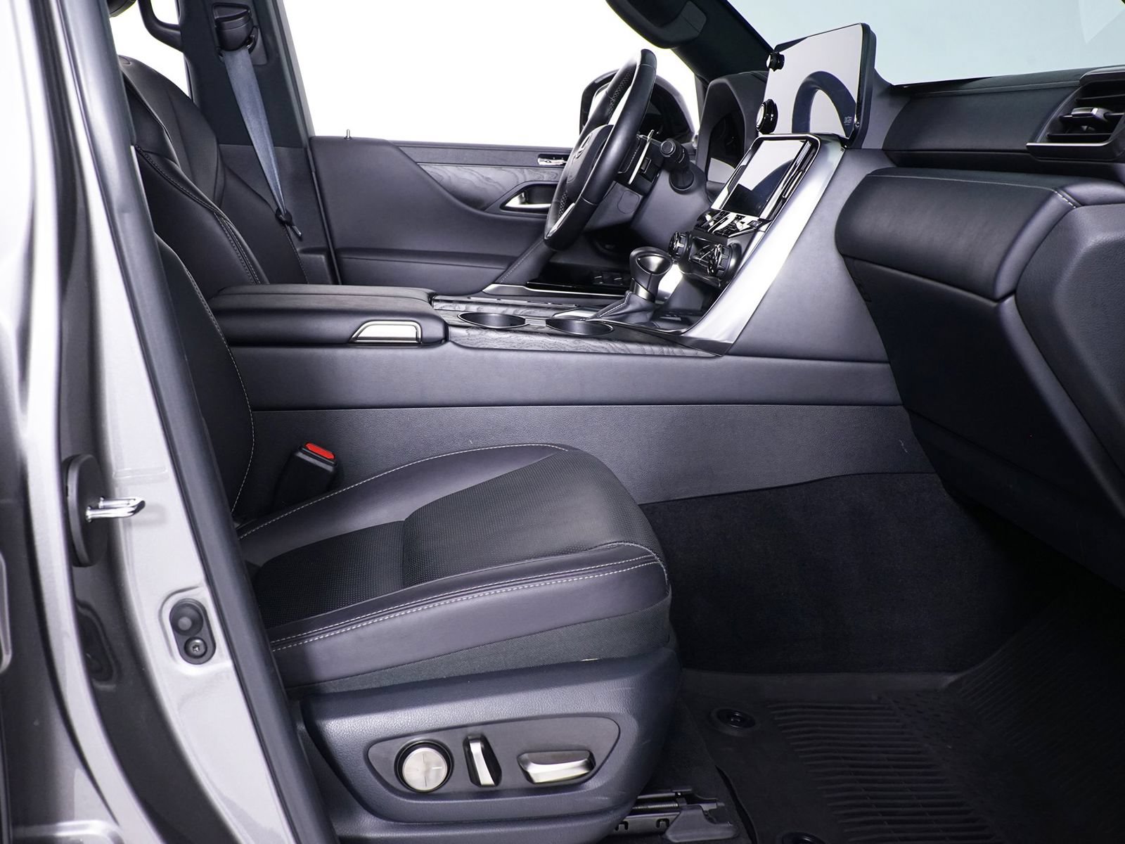 Used 2023 Lexus LX 600 4WD w/ Appearance Package image 30