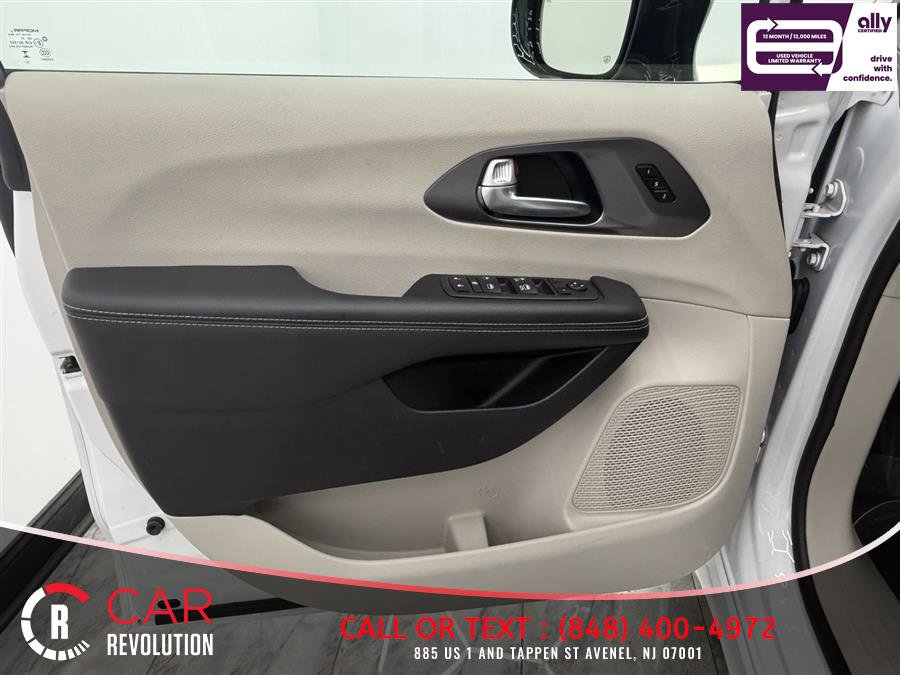 Used 2024 Chrysler Pacifica Touring-L FWD image 35