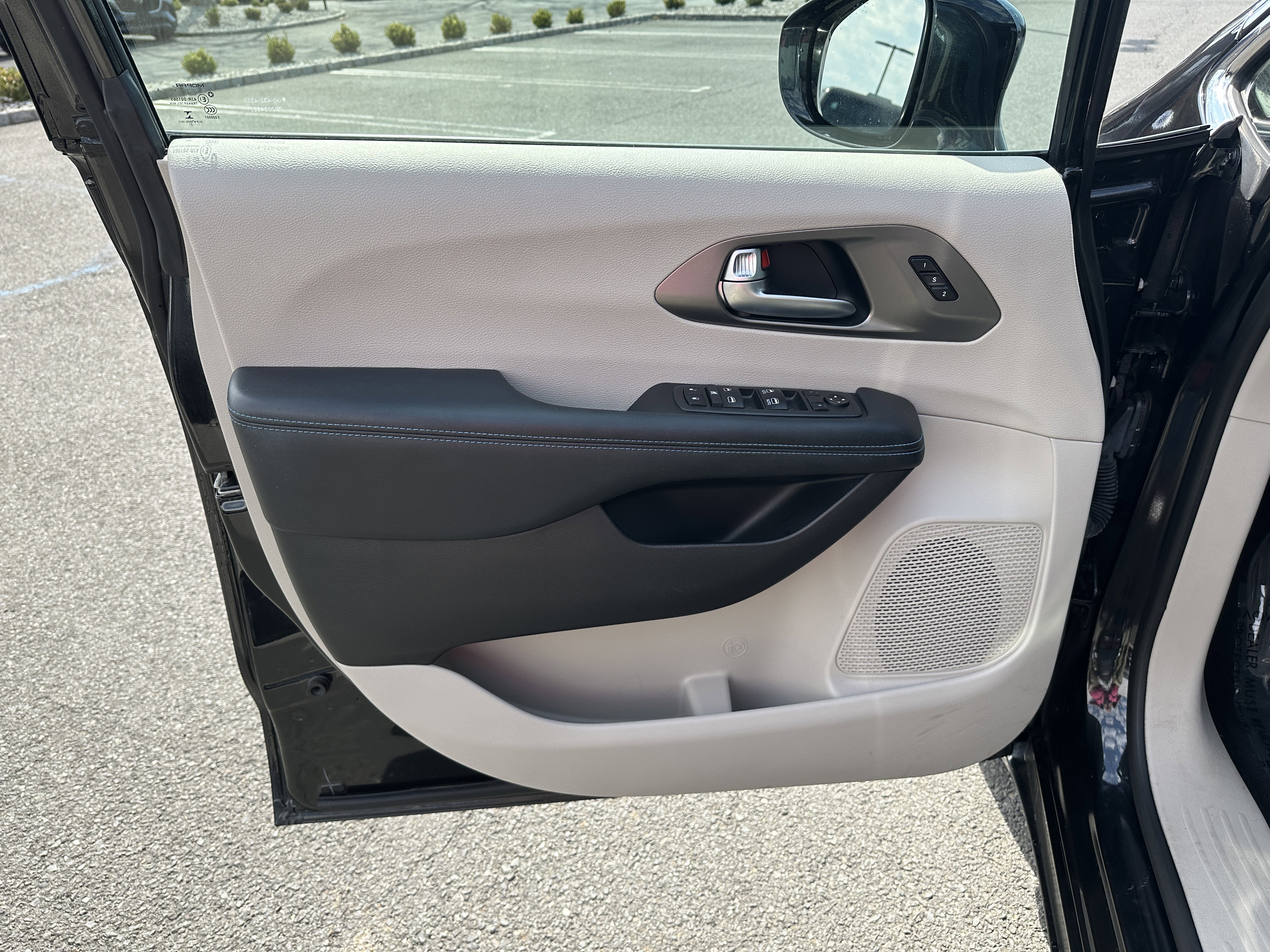 Used 2021 Chrysler Pacifica Touring-L image 21