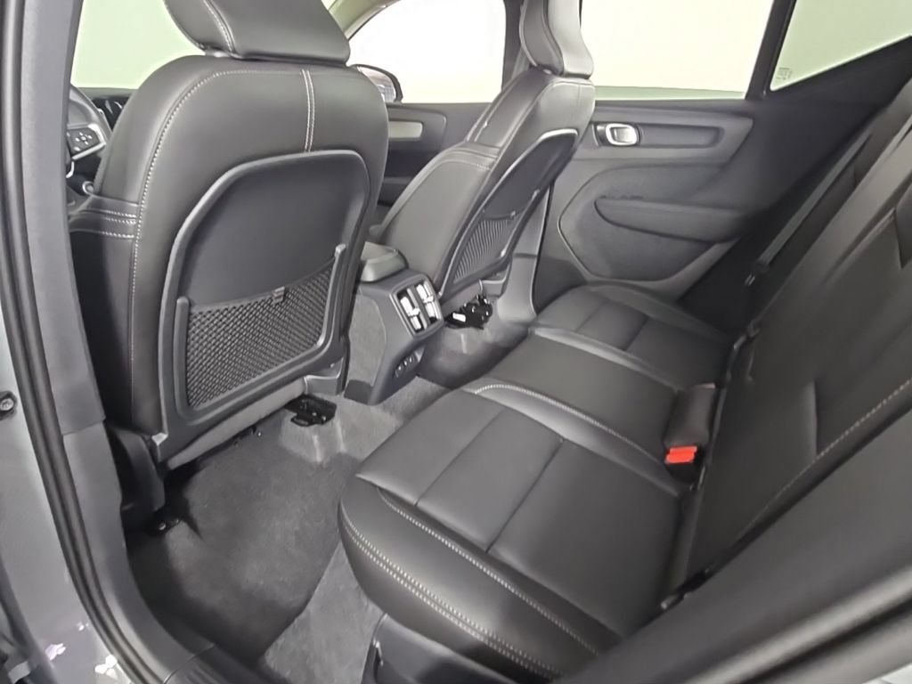 Certified 2025 Volvo XC40 B5 Plus AWD/4WD image 17