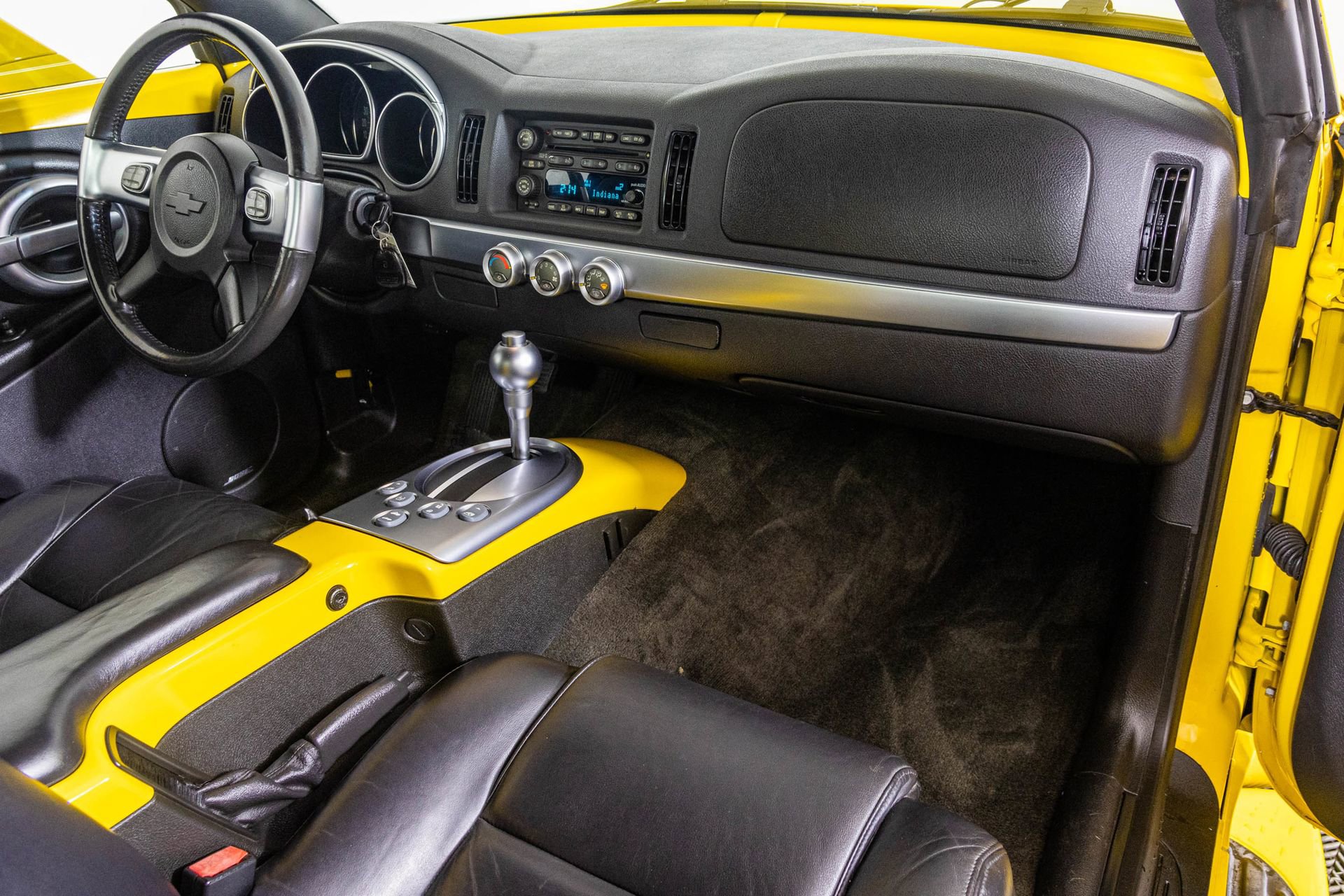 Used 2004 Chevrolet SSR w/ Preferred Equipment Group RWD image 39