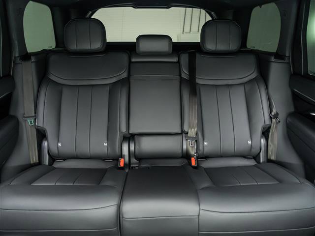 Used 2025 Land Rover Range Rover SE image 17
