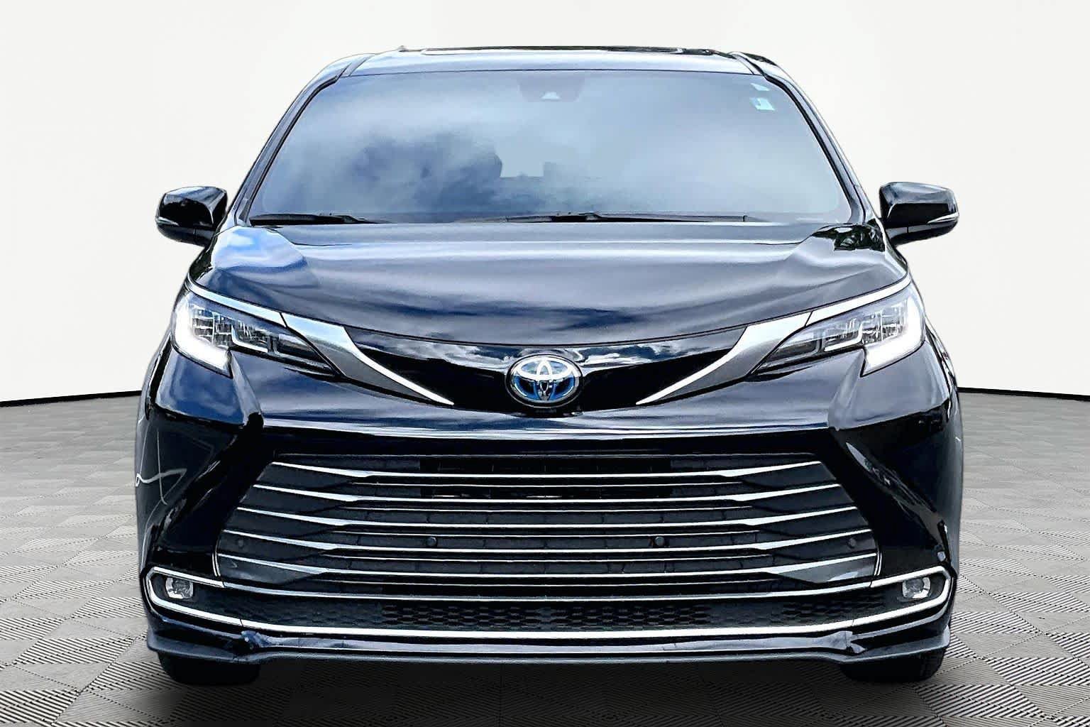 Certified 2025 Toyota Sienna Limited FWD image 4