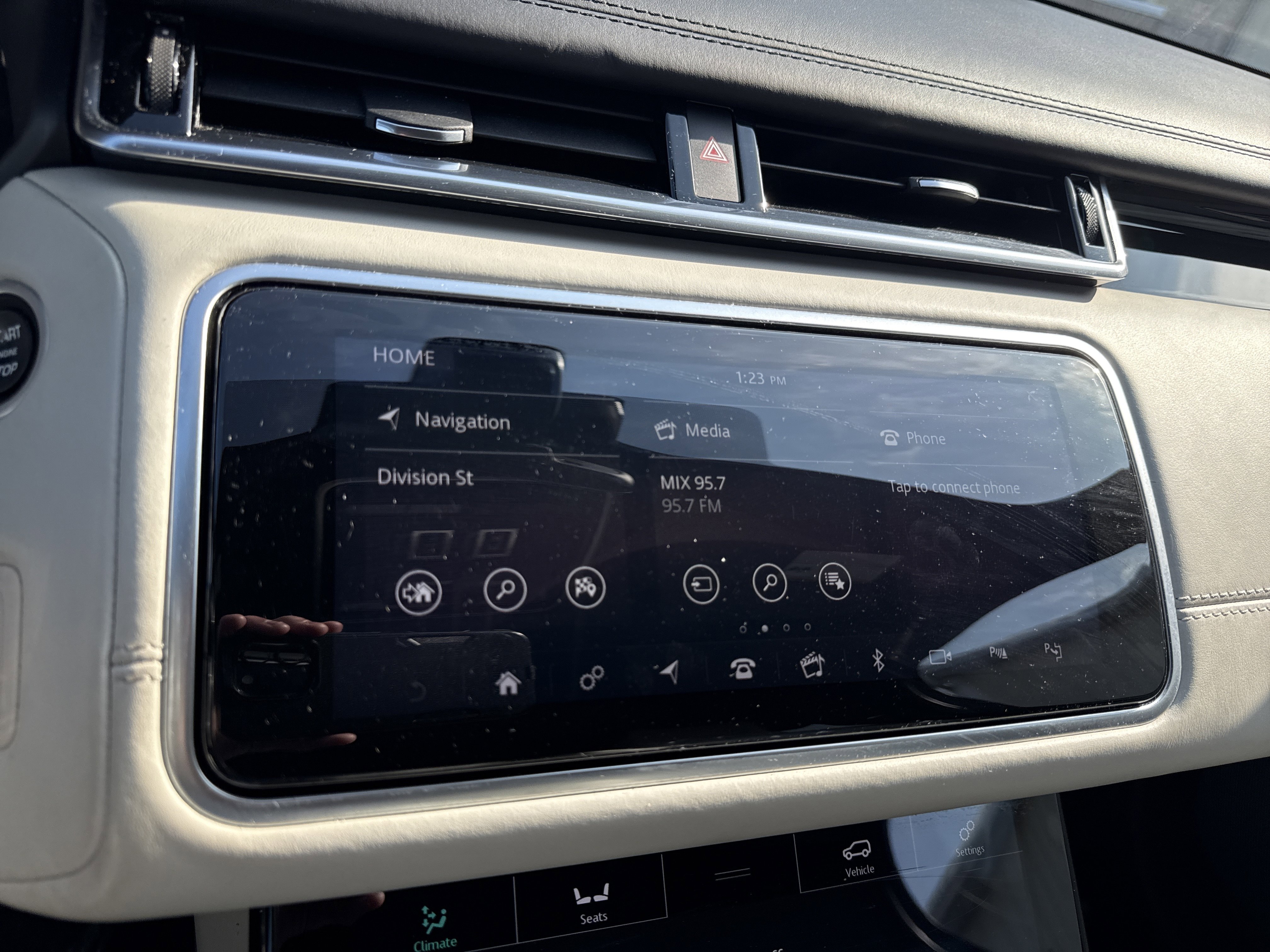 Used 2018 Land Rover Range Rover Velar R-Dynamic SE image 31