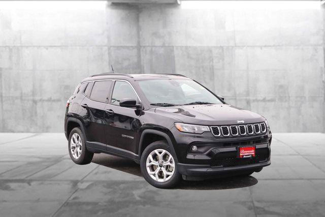 Used 2025 Jeep Compass Latitude w/ Sun & Sound Group AWD/4WD image 2