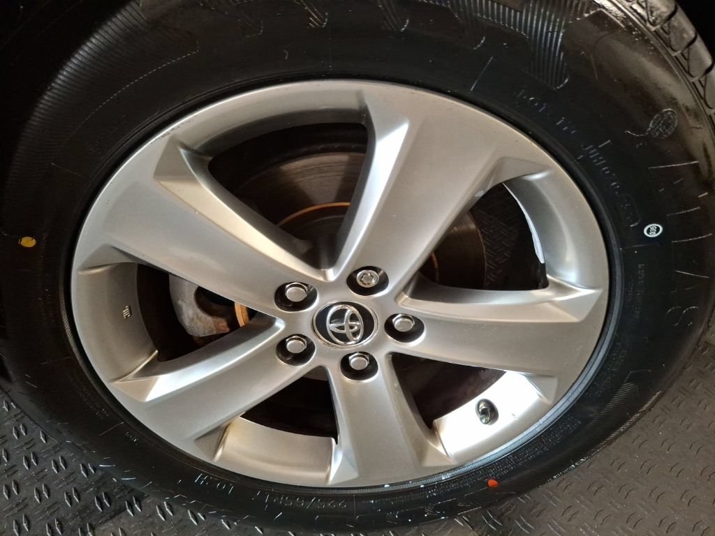 Used 2015 Toyota RAV4 XLE AWD/4WD image 4