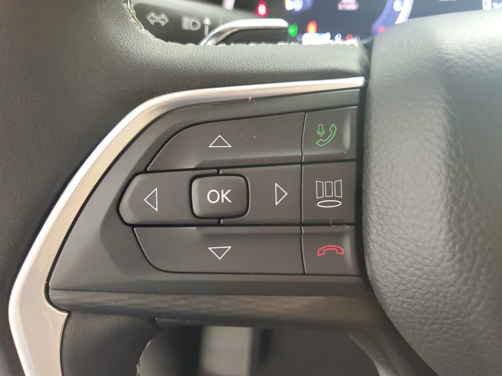 Used 2025 Jeep Grand Cherokee Laredo X image 23