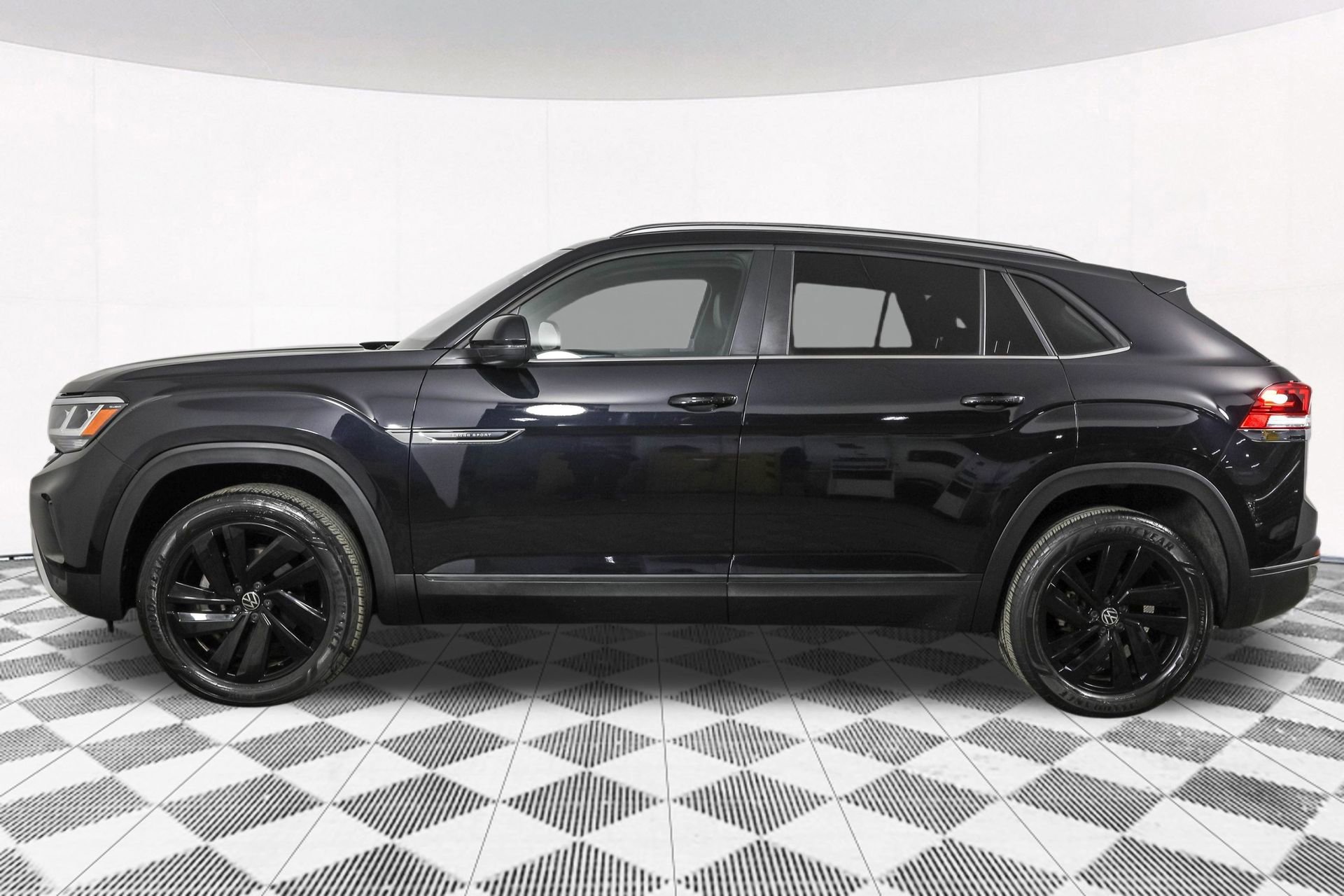 Used 2023 Volkswagen Atlas Cross Sport SE w/ Black Wheel Package AWD/4WD image 19