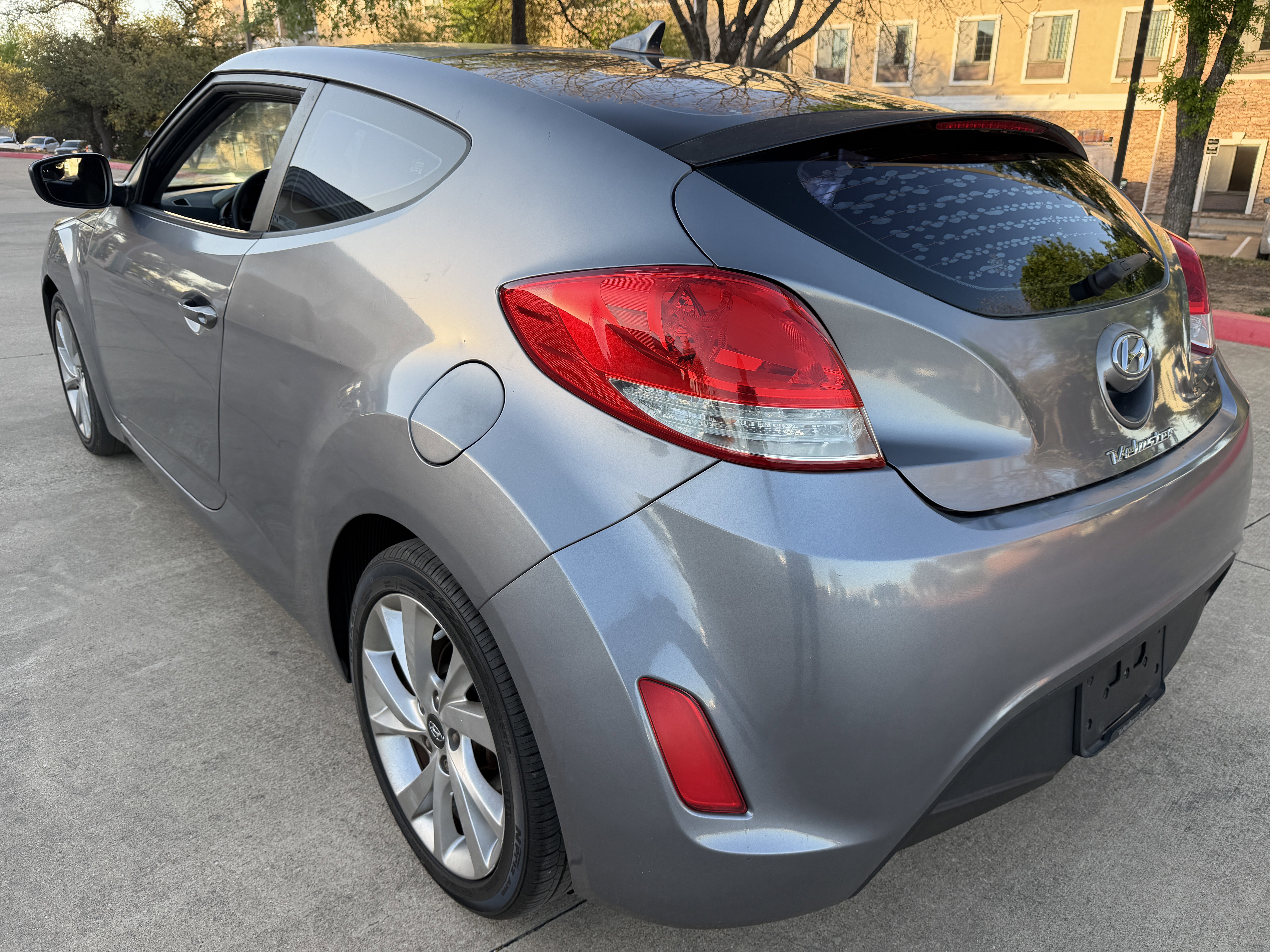 Used 2016 Hyundai Veloster 3dr Cpe Man image 5