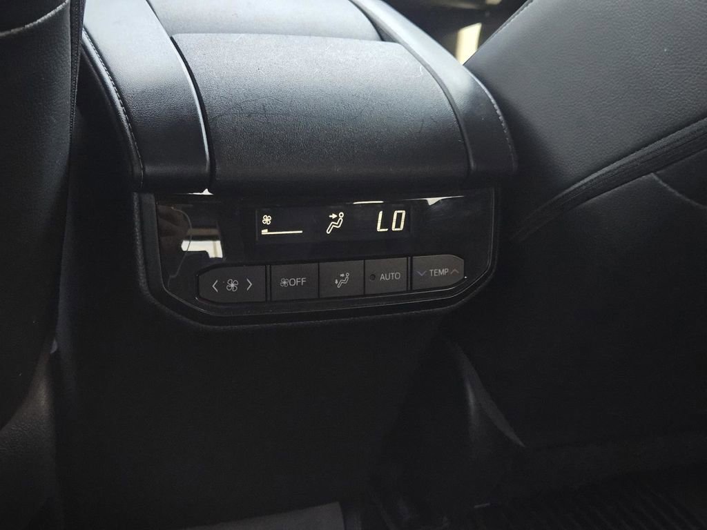 Used 2023 Toyota Highlander XSE FWD image 32