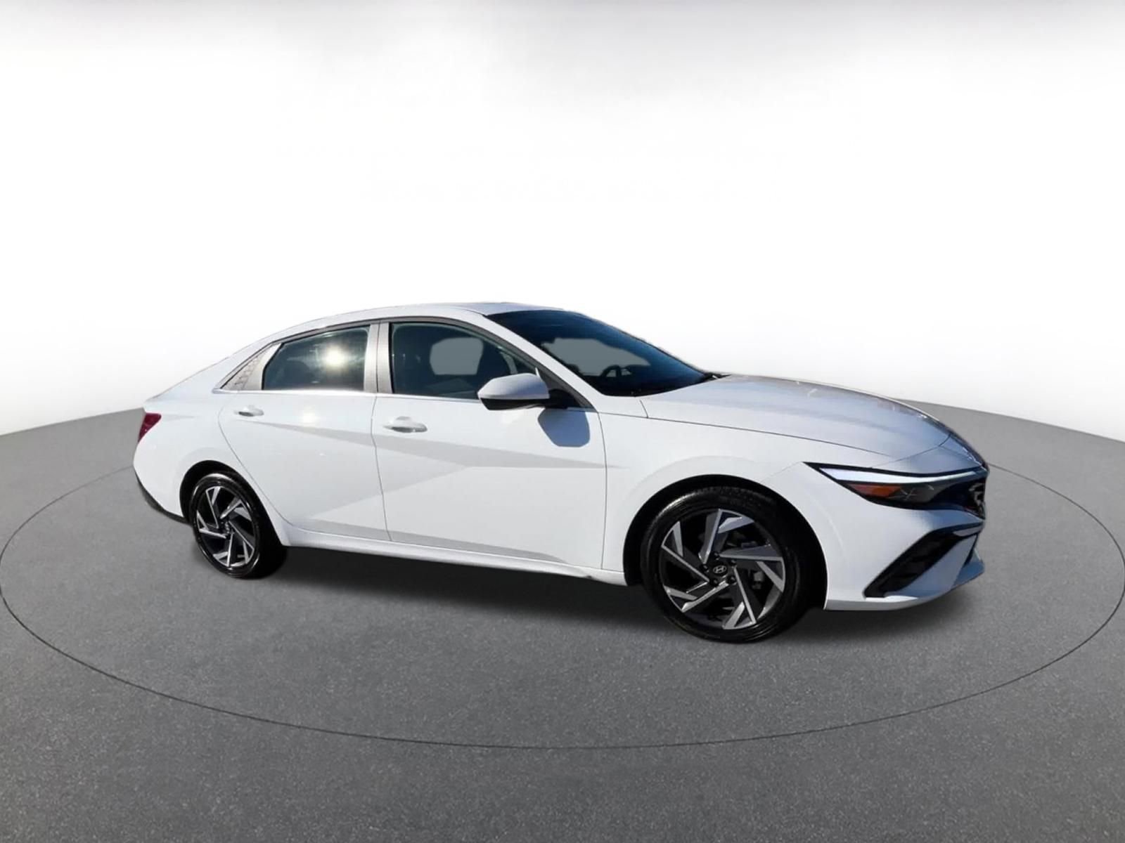 Used 2025 Hyundai Elantra SEL image 2