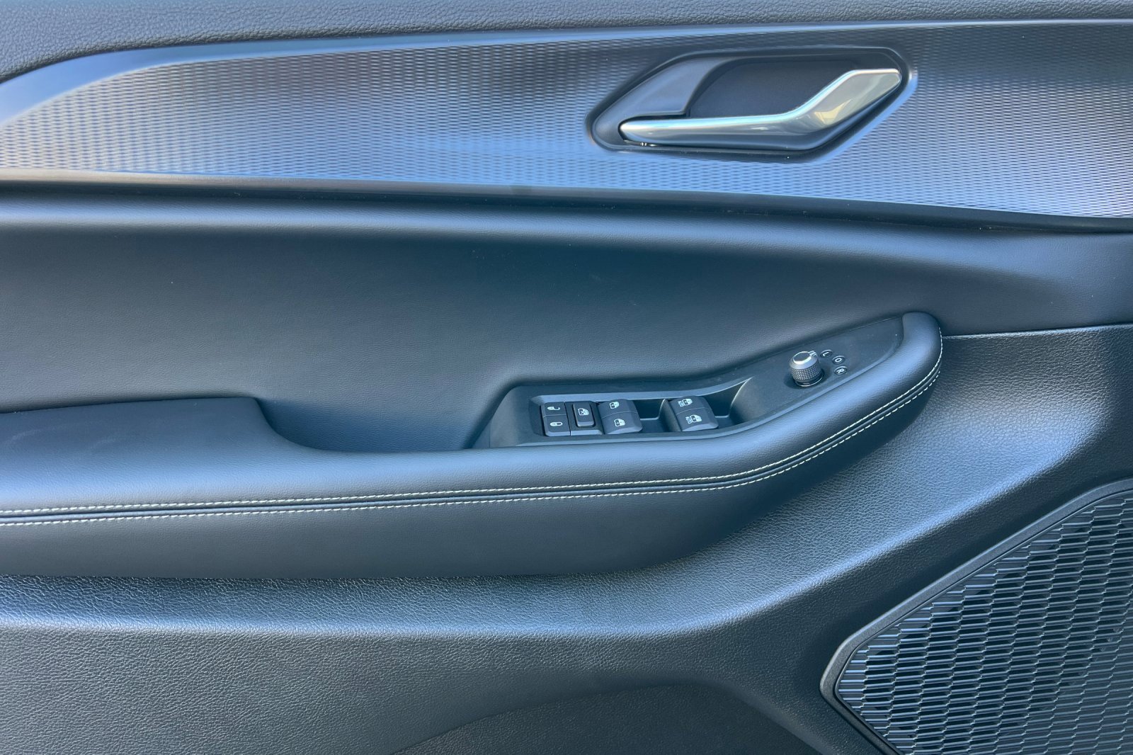 New 2025 Jeep Grand Cherokee Altitude image 11