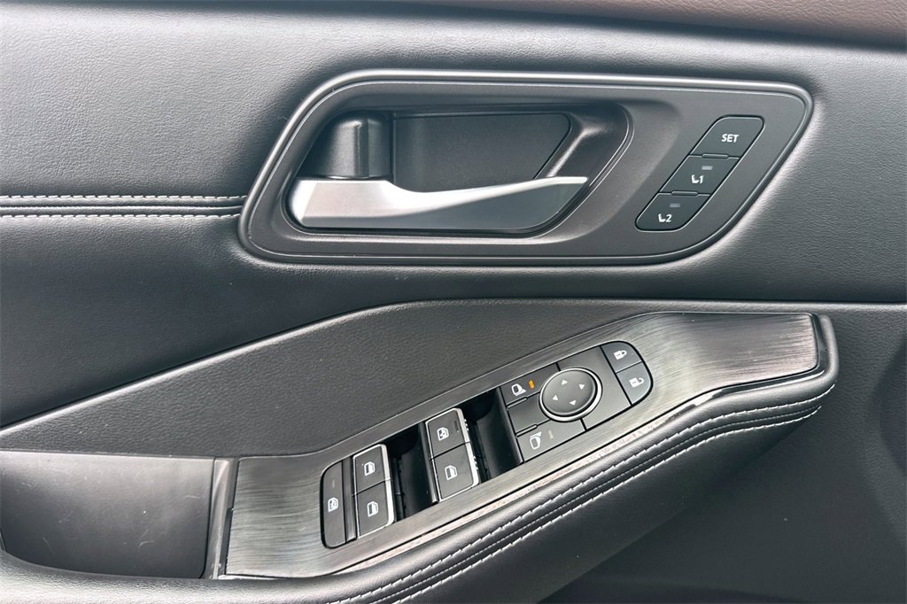 Used 2023 Nissan Rogue SL w/ SL Premium Package image 13