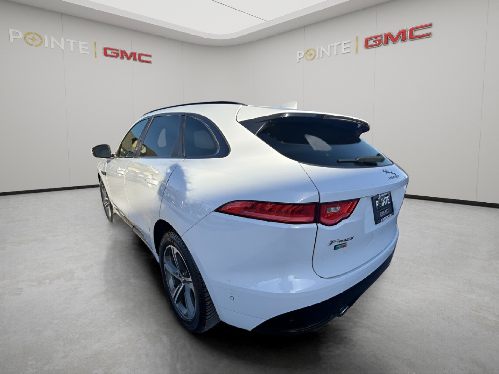 Used 2017 Jaguar F-PACE S image 8