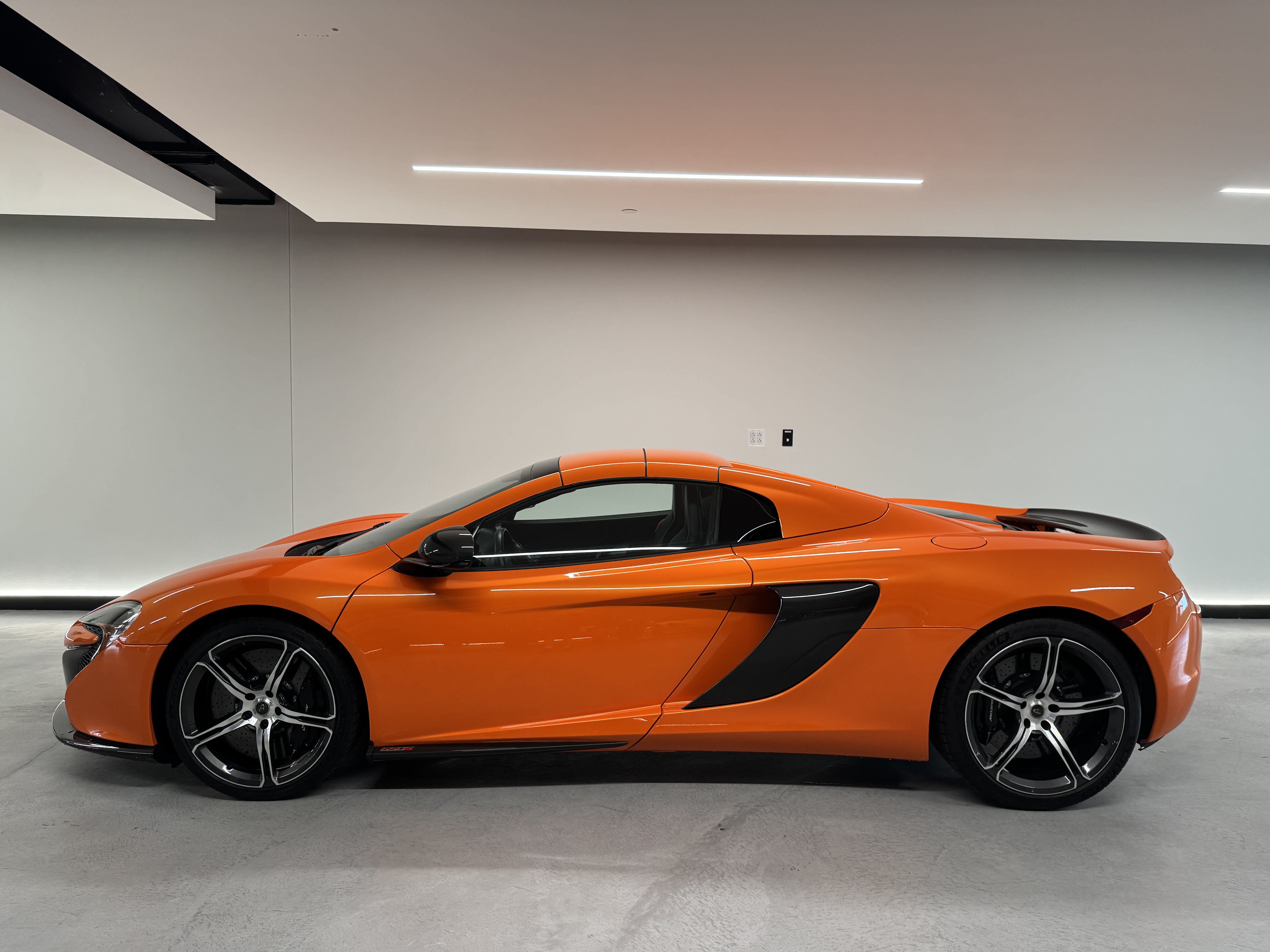 Used 2015 McLaren 650S Spider RWD image 1