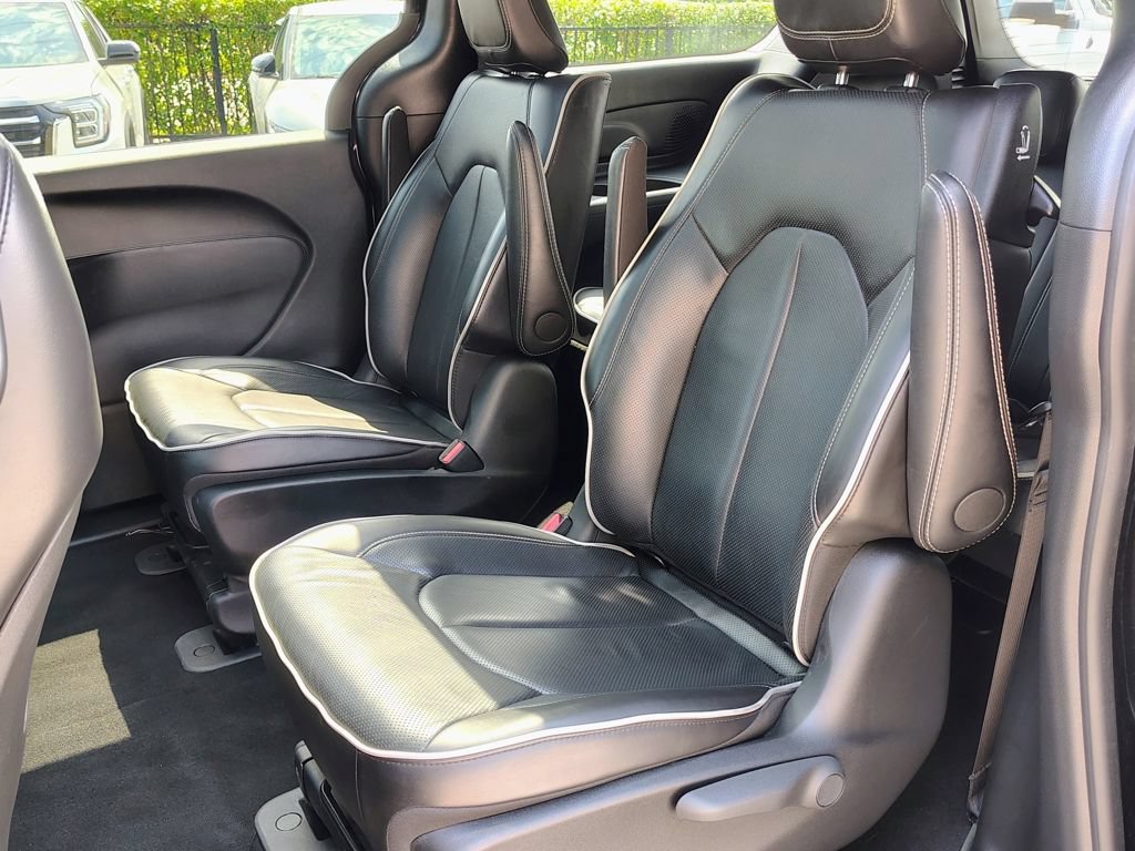Used 2024 Chrysler Pacifica Premium FWD image 35