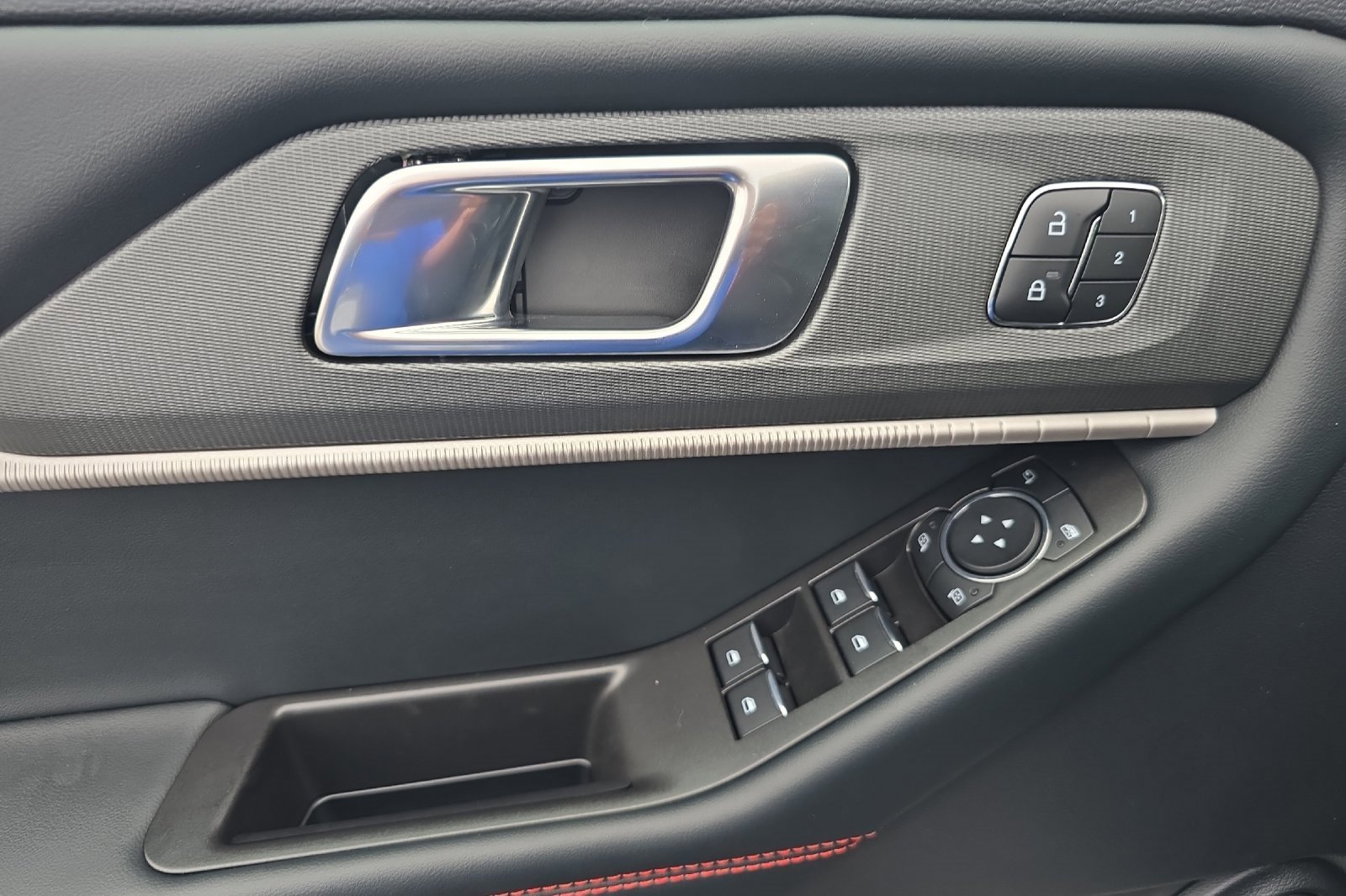 Used 2025 Ford Explorer ST-Line w/ Premium Package image 10