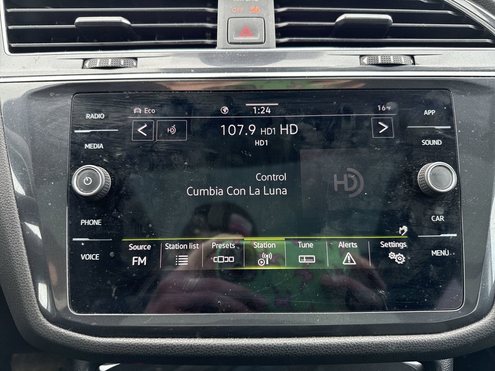 Used 2023 Volkswagen Tiguan SE R-Line image 13