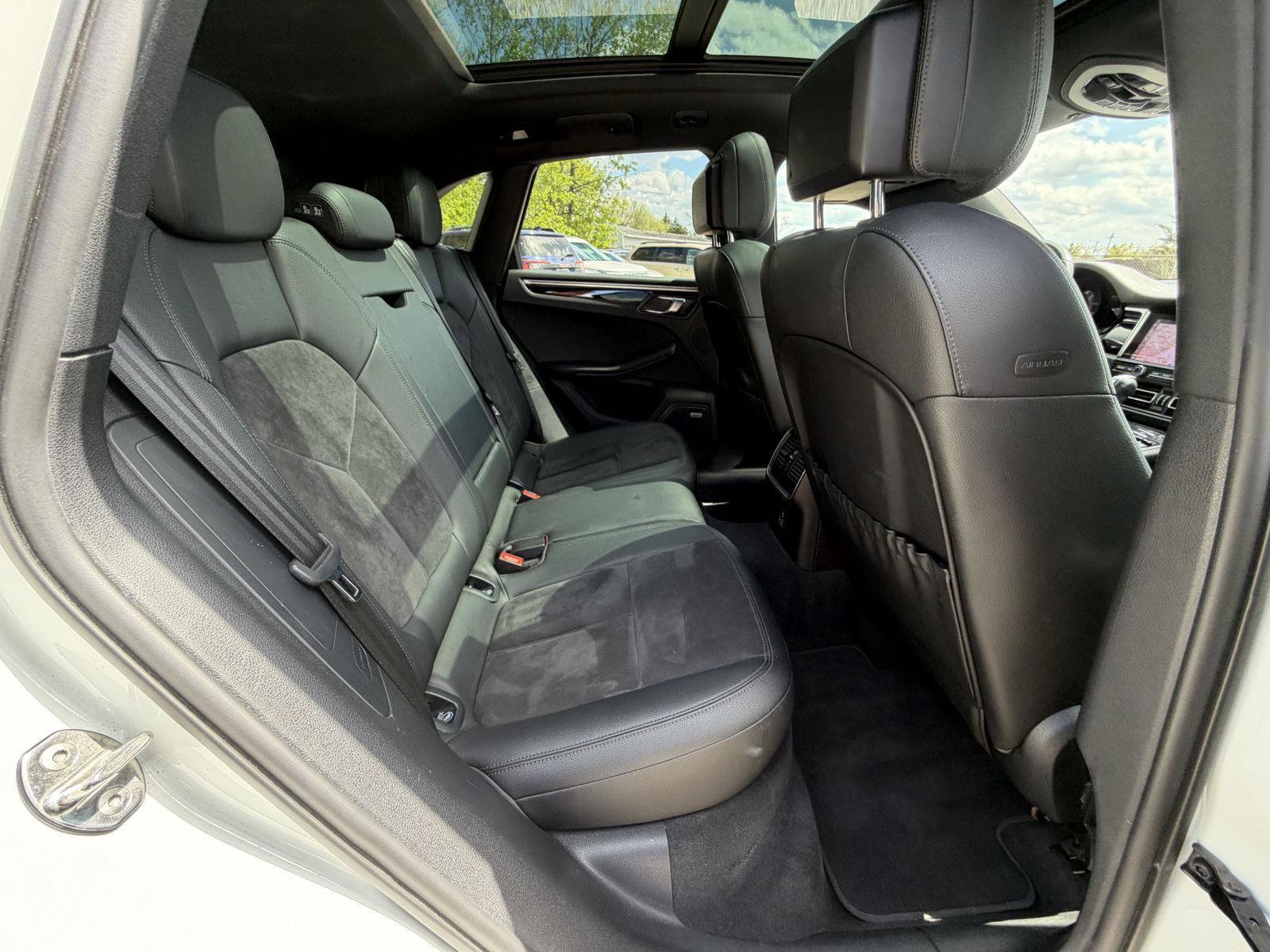 Used 2021 Porsche Macan w/ Premium Package AWD/4WD image 31