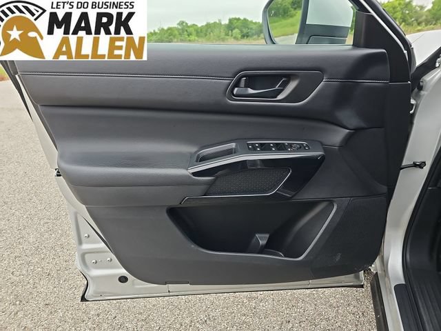 Used 2025 Nissan Pathfinder SV FWD image 21