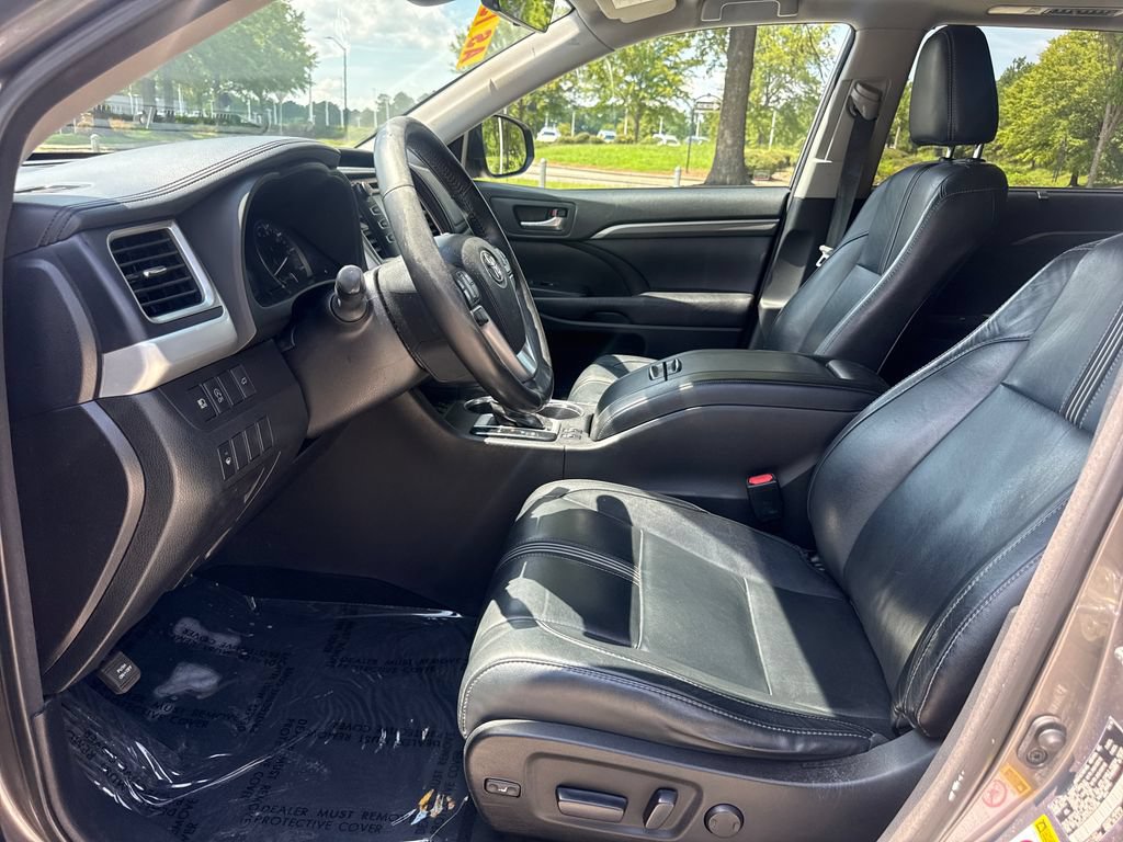 Used 2017 Toyota Highlander SE AWD/4WD image 12