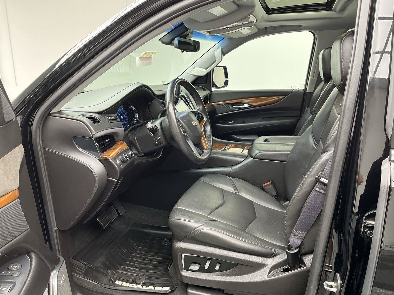 Used 2017 Cadillac Escalade Premium Luxury AWD/4WD image 3