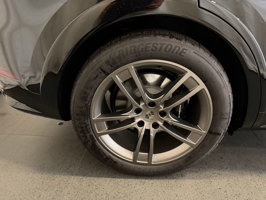 Certified 2025 Porsche Cayenne Turbo AWD/4WD image 12