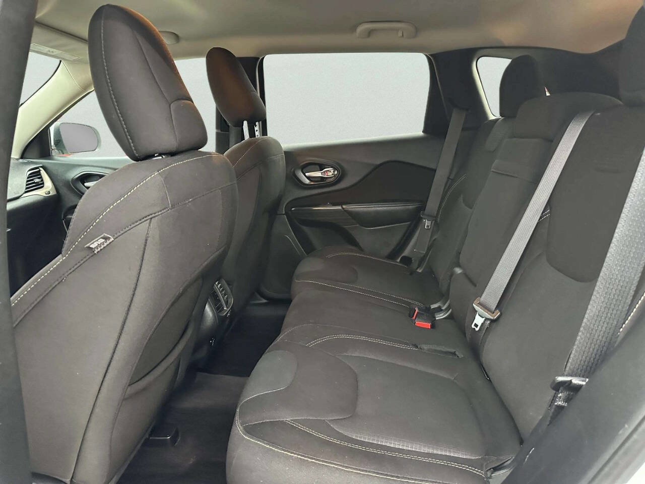 Used 2016 Jeep Cherokee Latitude w/ Safety/Convenience Group AWD/4WD image 11