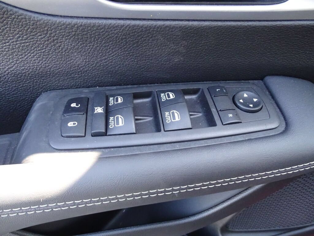 Used 2023 Chrysler Pacifica Touring-L w/ Uconnect Theater Family Group FWD image 16